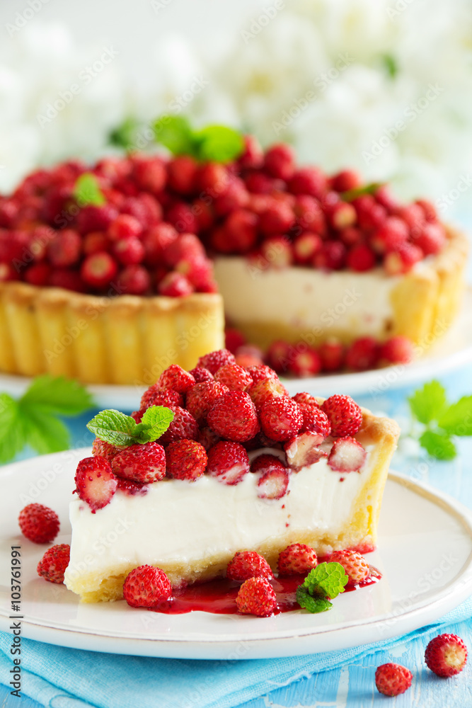 Tart with forest strawberries and mascarpone cream.