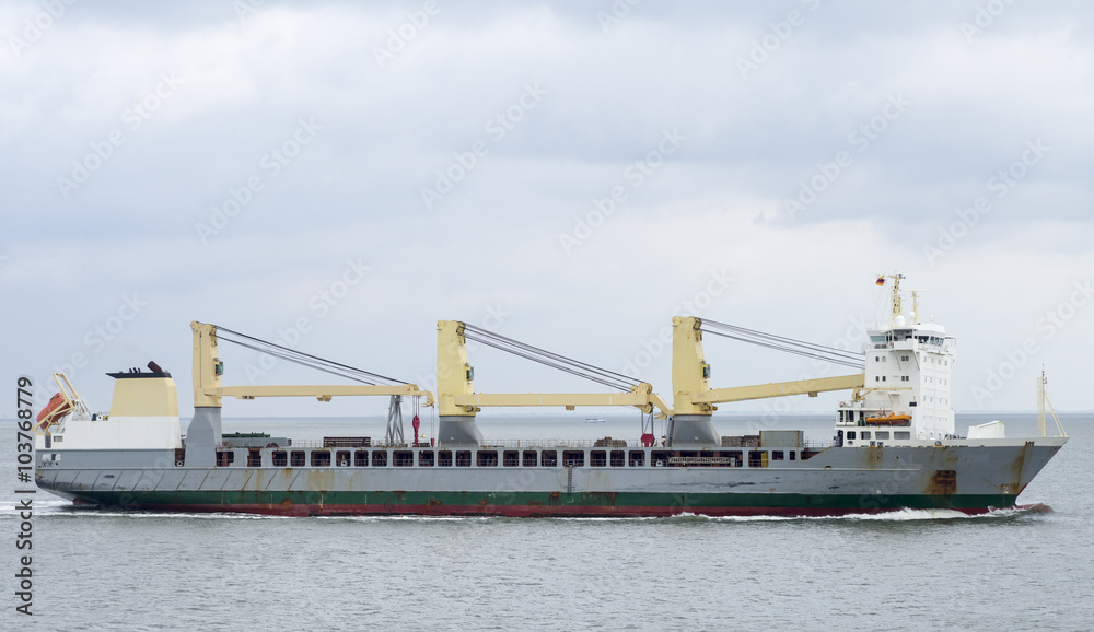 Frachtschiff auf der Elbe bei Brunsbüttel, Deutschland Frachtschiff auf der Elbe bei Brunsbüttel, Deutschland