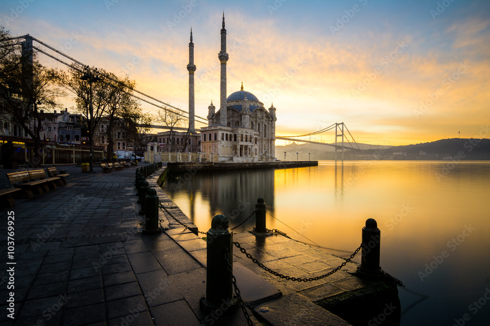 Fototapeta premium spektakularny meczet ortakoy o wschodzie słońca