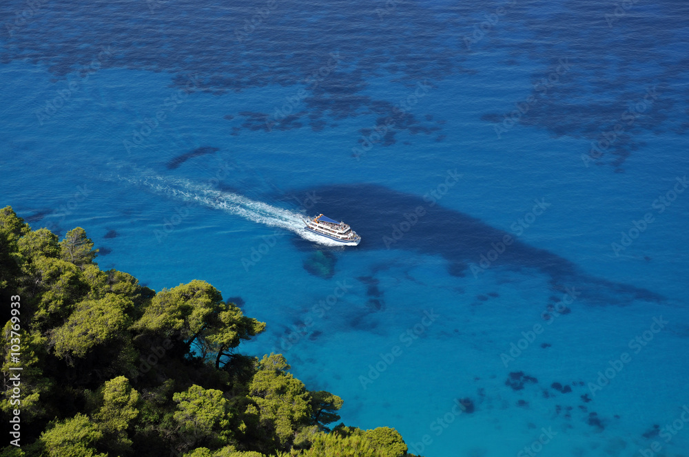 Naklejka premium Sailing in the blue Ionian sea