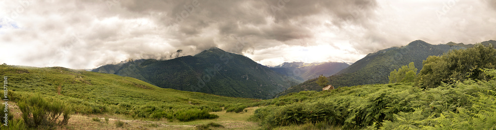paisaje panorámico de alta montaña.