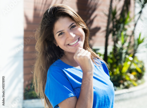 Sympathische junge Frau im blauen Shirt photo