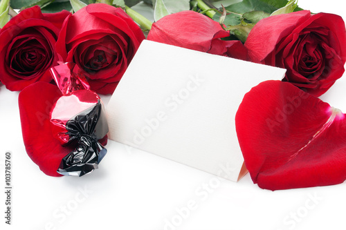 Fototapeta Naklejka Na Ścianę i Meble -  Red roses and candy with a blank gift card