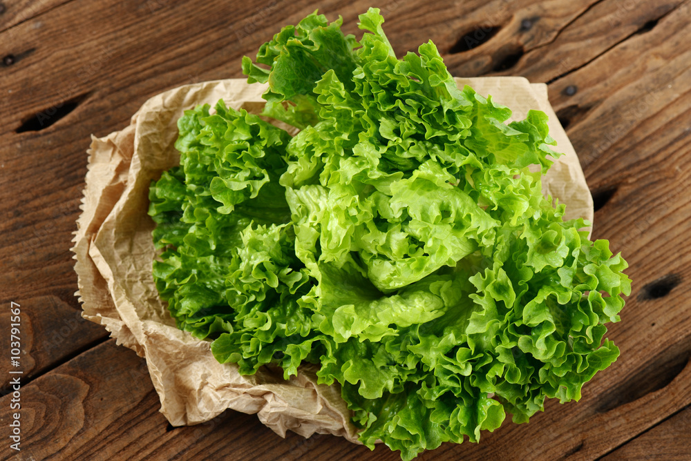 insalata verde su sacchetto di carta sopra tavolo di legno insalata verde su sacchetto di carta sopra tavolo di legno