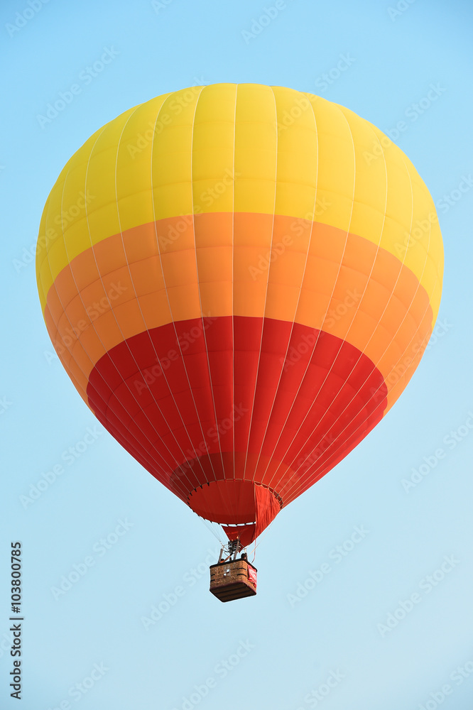 Naklejka premium Colorful hot air balloons against a blue sunset sky 