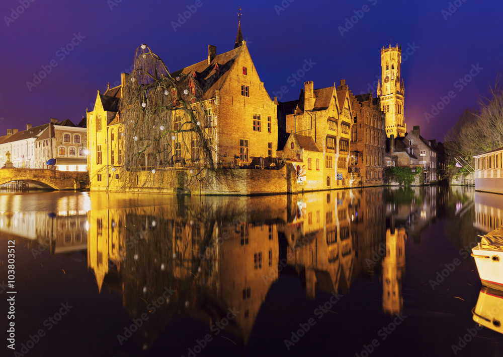 Fototapeta premium Belfry of Bruges reflected in the canal