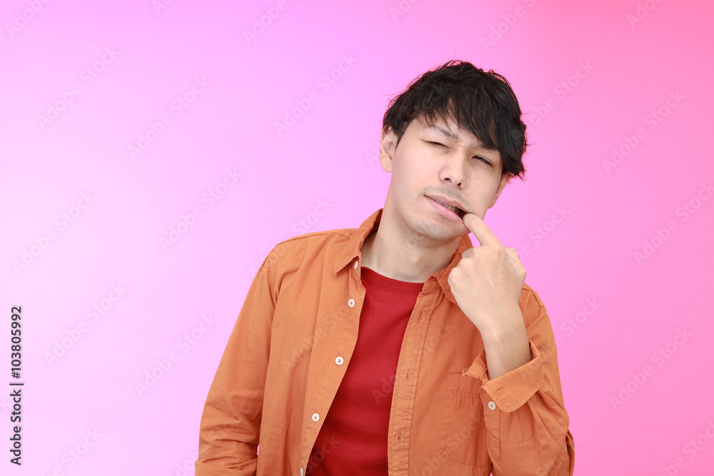 虫歯が痛む男性