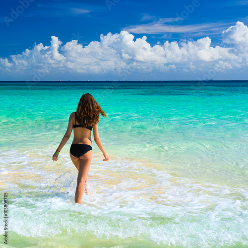 Obraz na płótnie Attractive young caucasian woman in black swimsuit looking on se w salonie