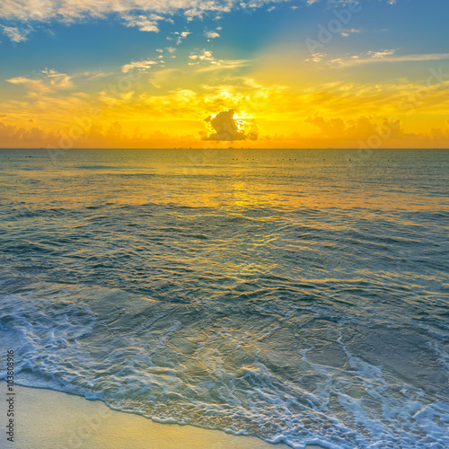 Obraz na płótnie Colorful sunset on the tropical beach with beautiful sky, clouds w salonie