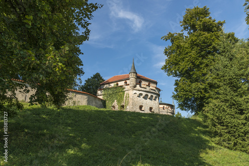 Schloss Lichtenstein – Burgmauer mit Turm und Zinnen