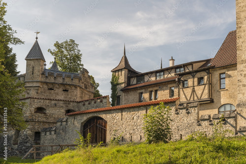 Schloss Lichtenstein – Parkanlage mit Burgmauer Türme und Nebengebäude