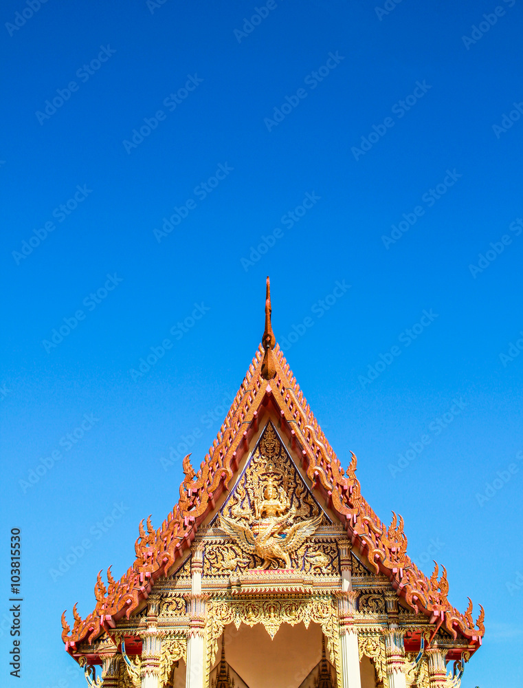 Fototapeta premium Thai Temple Roof and blue sky