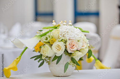 Букет из белых и желтых цветов в вазе