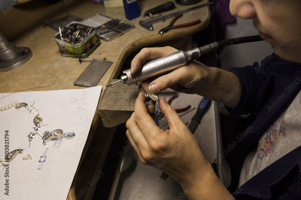 Obraz premium making jewelry