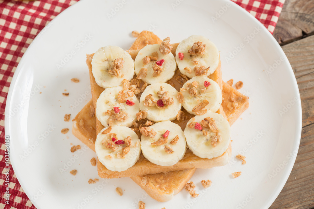 Sandwich with peanut butter and banana and muesli crisp with ber Sandwich with peanut butter and banana and muesli crisp with ber