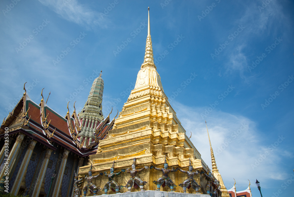 Fototapeta premium Golden Stupa in Wat Phra Kaew