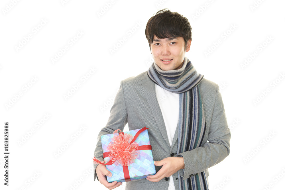 プレゼントを持つ笑顔の男性