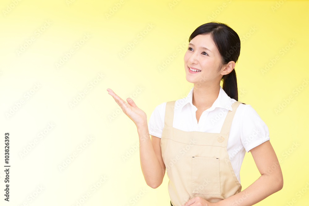 エプロンを着た笑顔の女性 エプロンを着た笑顔の女性
