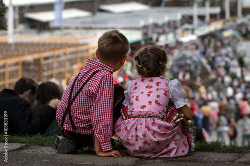 Oktoberfest wiesn theresienwiese dirndl kinder freude freundschaft lederhose bub maderl photo