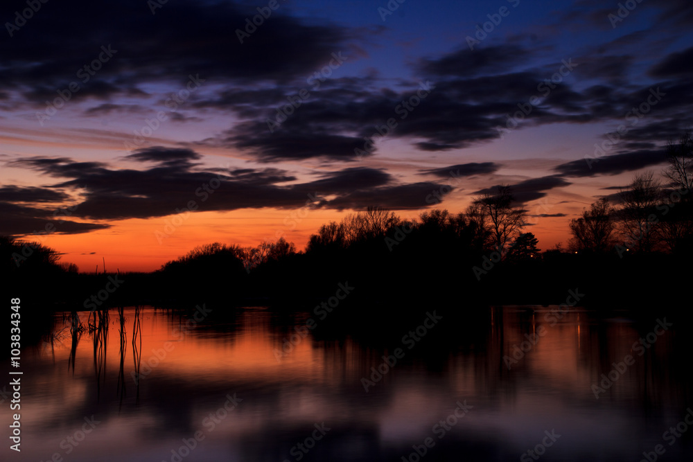 Obraz premium Lake at sunset with reflection
