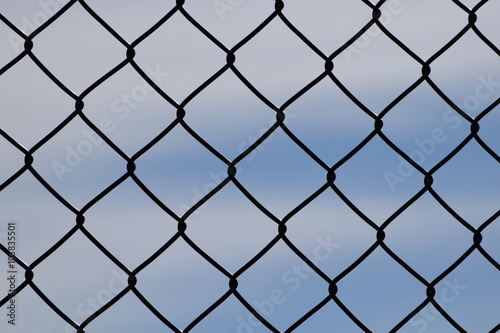 Recinzione di rete metallica, sfondo cielo azzurro