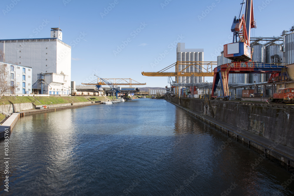 Hafenanlage Basel mit Hebevorrichtung