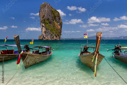 Boats standing at the tropical beach    © mizuno555