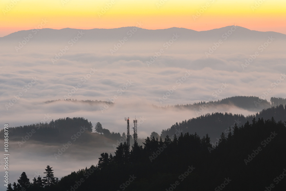 Obraz premium Amanece sobre el valle