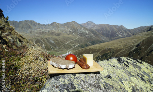 Obraz na płótnie Brotzeit am Berg w salonie