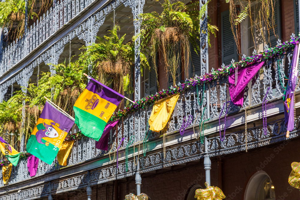 Ταπετσαρία Ironwork galleries on the Streets of French Quarter decorated for Mardi Gras in