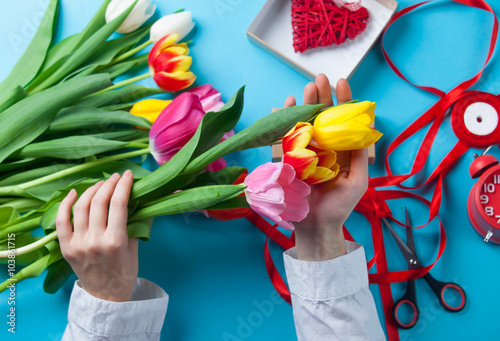 Fototapeta Naklejka Na Ścianę i Meble -  Female hands are holding tulip flowes