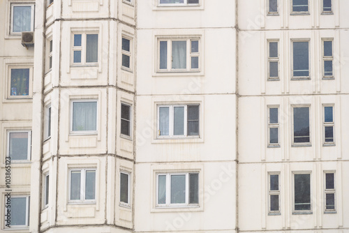 white wall of the multi-storey house © Daria Miroshnikova