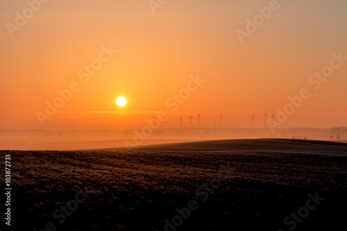 Windräder im Nebel der aufgehenden Sonne © mirkograul
