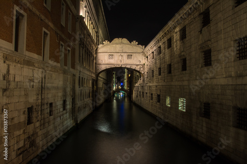 Seufzerbrücke in Venedig in der Nacht