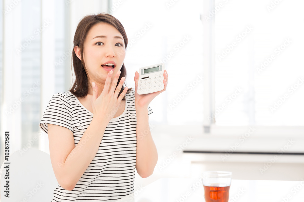 電卓を持つ女性 驚く 電卓を持つ女性 驚く