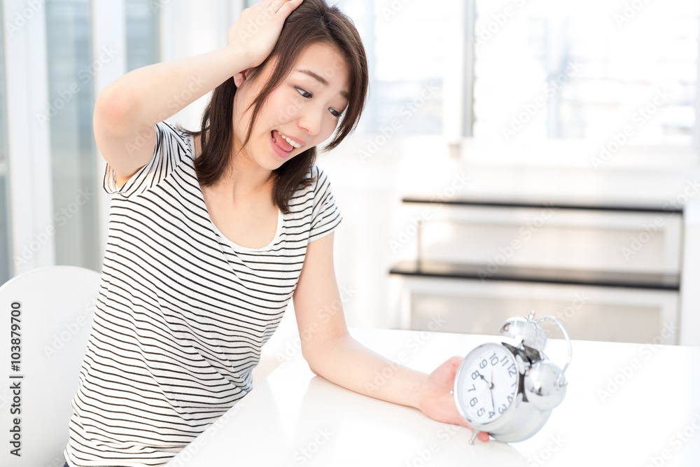 時計と驚く女性 時計と驚く女性