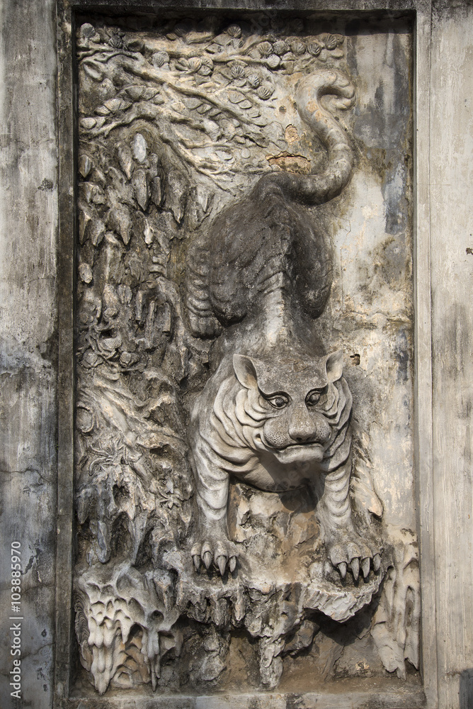 Старинный барельеф с тигром у входа в Храм Литературы. Ханой