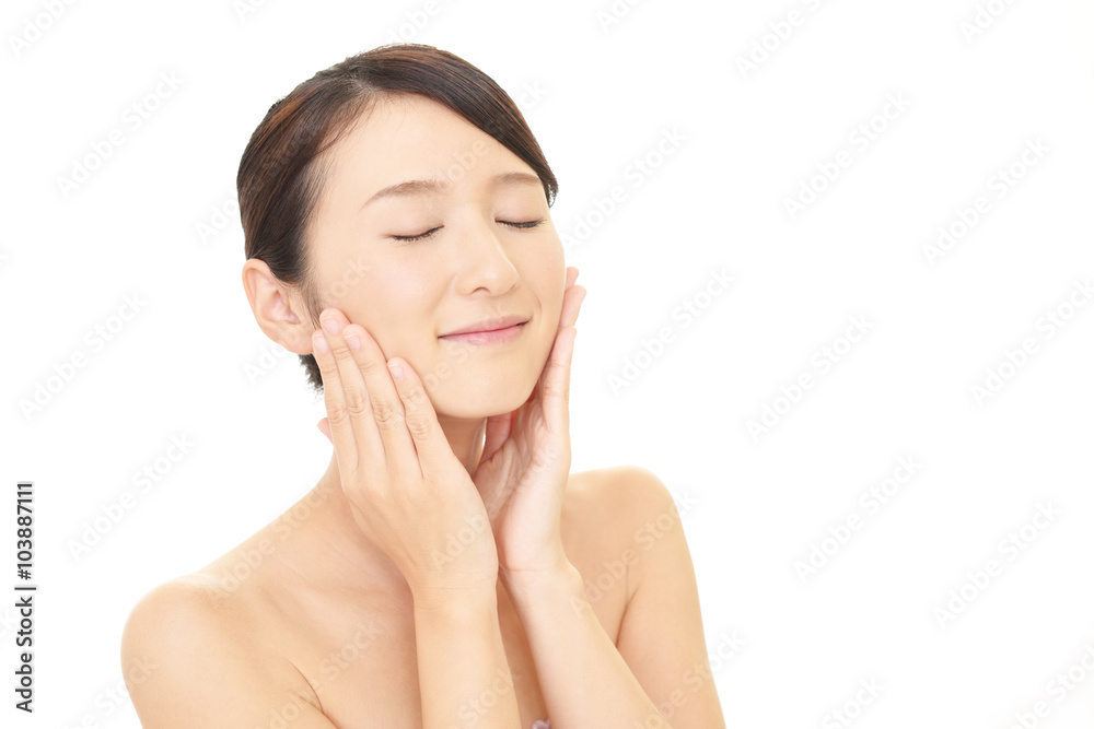 スキンケアをする女性 スキンケアをする女性