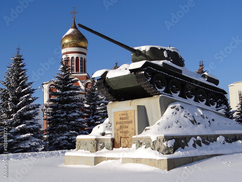 Plakat w ramie Танк Т-34 и Храм Дмитрия Донского на площади перед Уралвагонзаводом. Нижний Тагил. Россия.