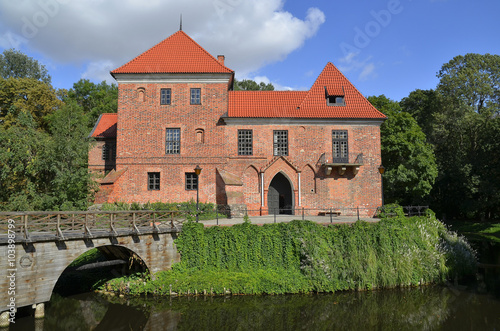 Późnogotycki zamek w Oporowie, Polska photo