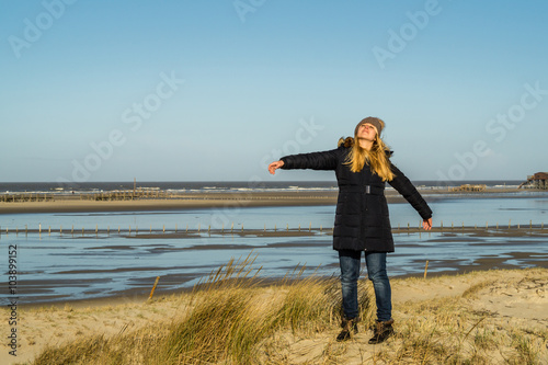 Frau genießt Urlaub an der Nordsee © arborpulchra