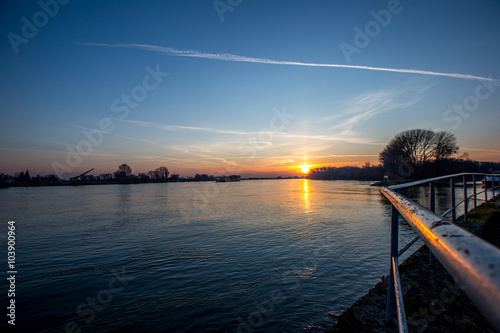 Der wundervolle Rhein im Sonnenaufgang am fr  hen Morgen