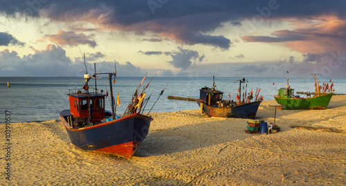 Fototapeta Naklejka Na Ścianę i Meble -  Łodzie rybackie na morskiej plaży