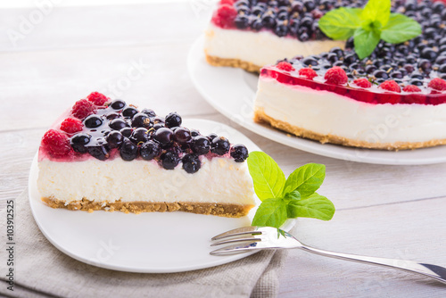 Cuadro en lienzo Tasty cake with fresh raspberries