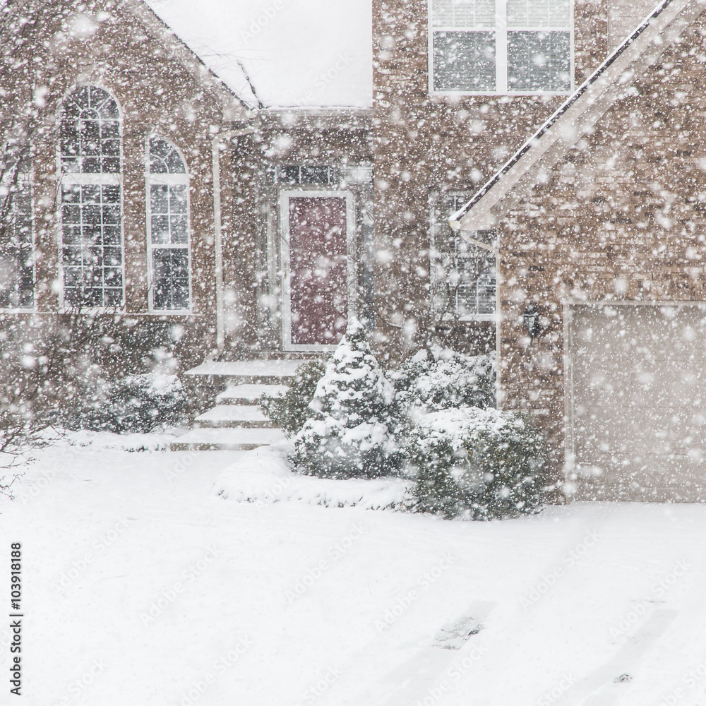 Obraz premium House in a heavy snowfall