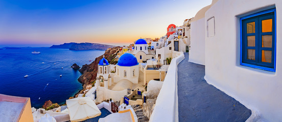 Wandcirkels Santorini Panoramisch zicht op Oia bij avond  © Gorilla