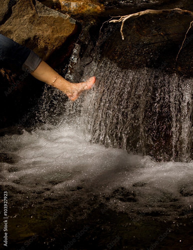 Obraz premium foot in a waterfall