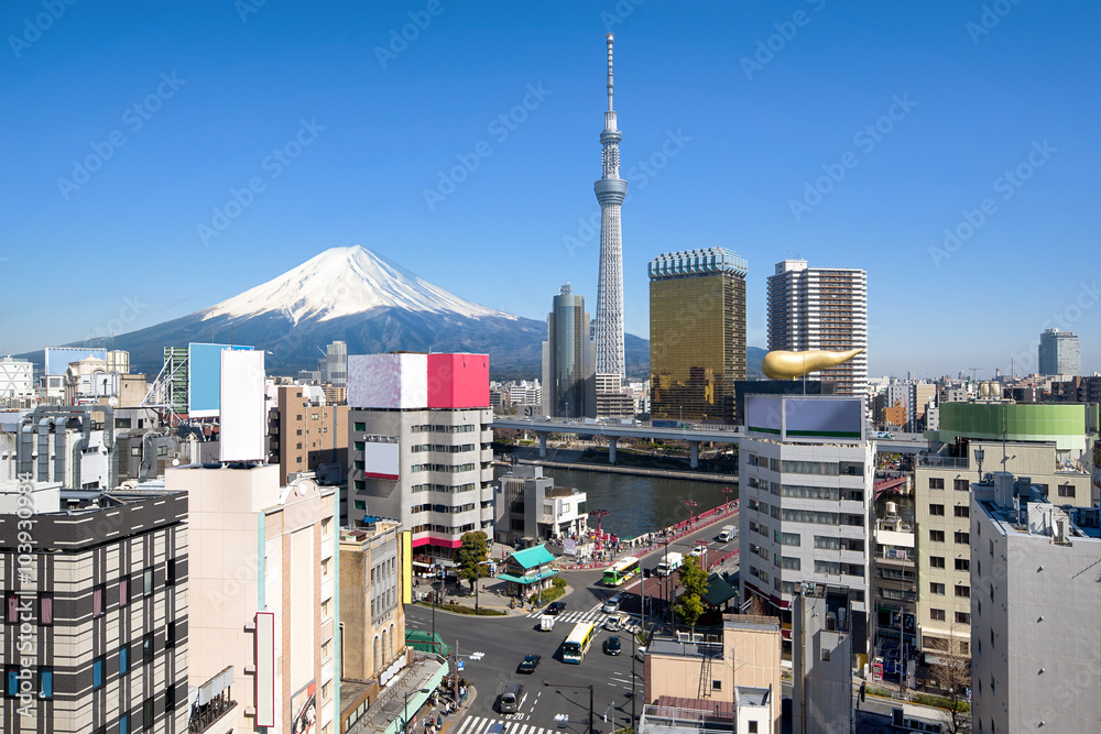 Naklejka premium Tokyo skyline in Asakusa mit Skytree und Mount Fuji im Hintergrund
