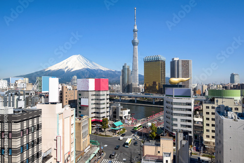 Tokyo skyline in Asakusa mit Skytree und Mount Fuji im Hintergrund