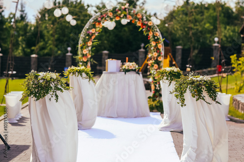 Obraz na płótnie wedding ceremony arch with roses in the summer day w salonie